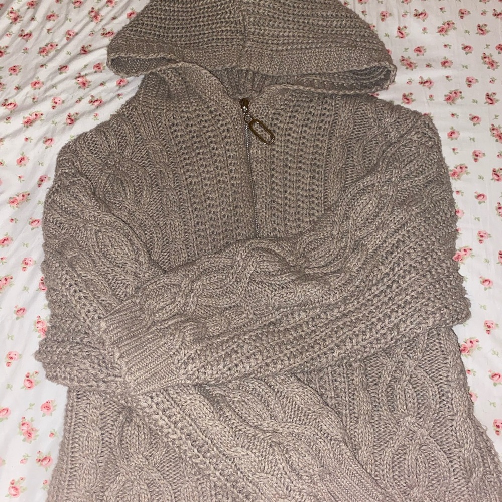 Tan cable-knit zip hoodie 🐻